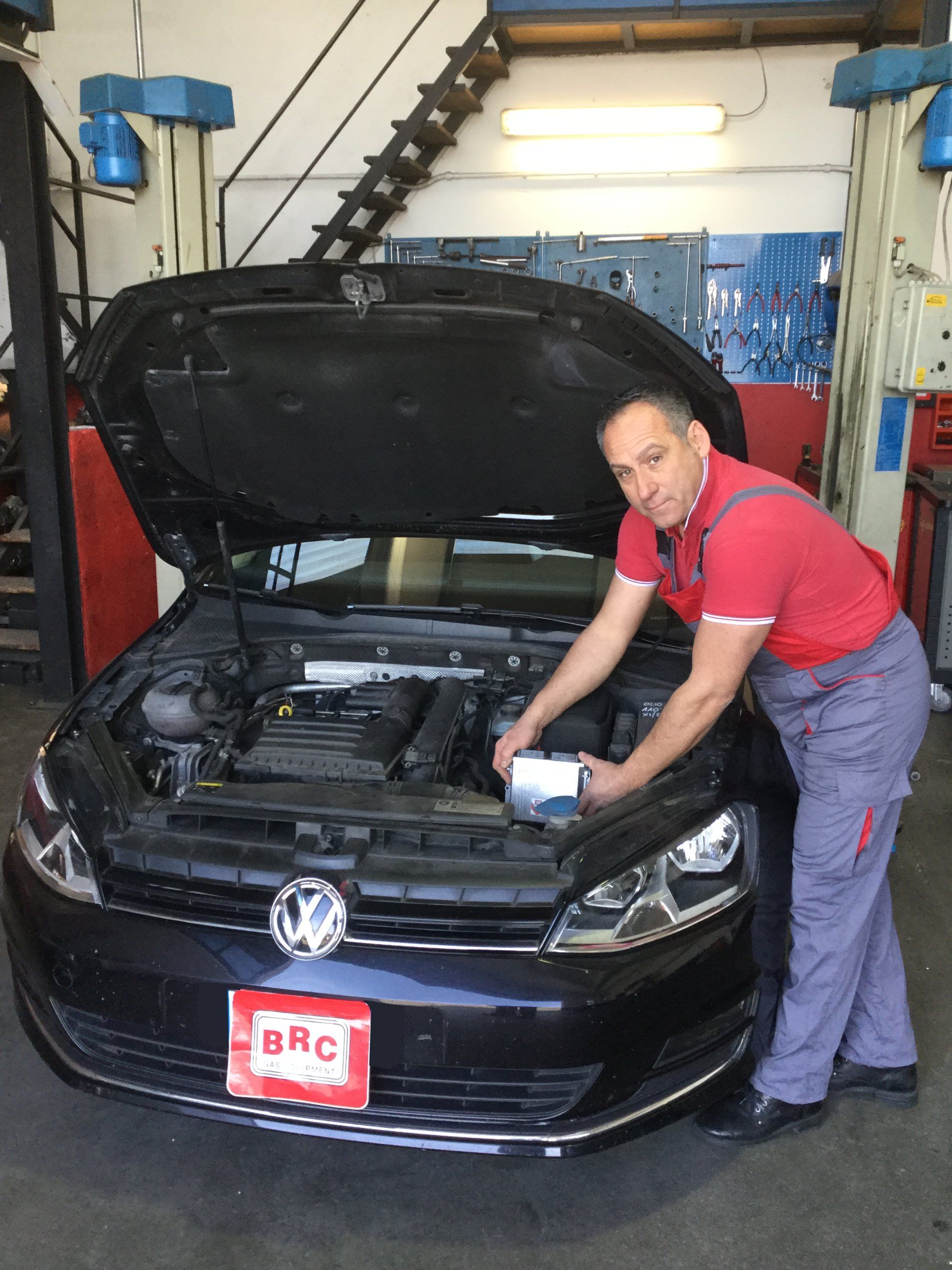 Simone Raggi in autofficina