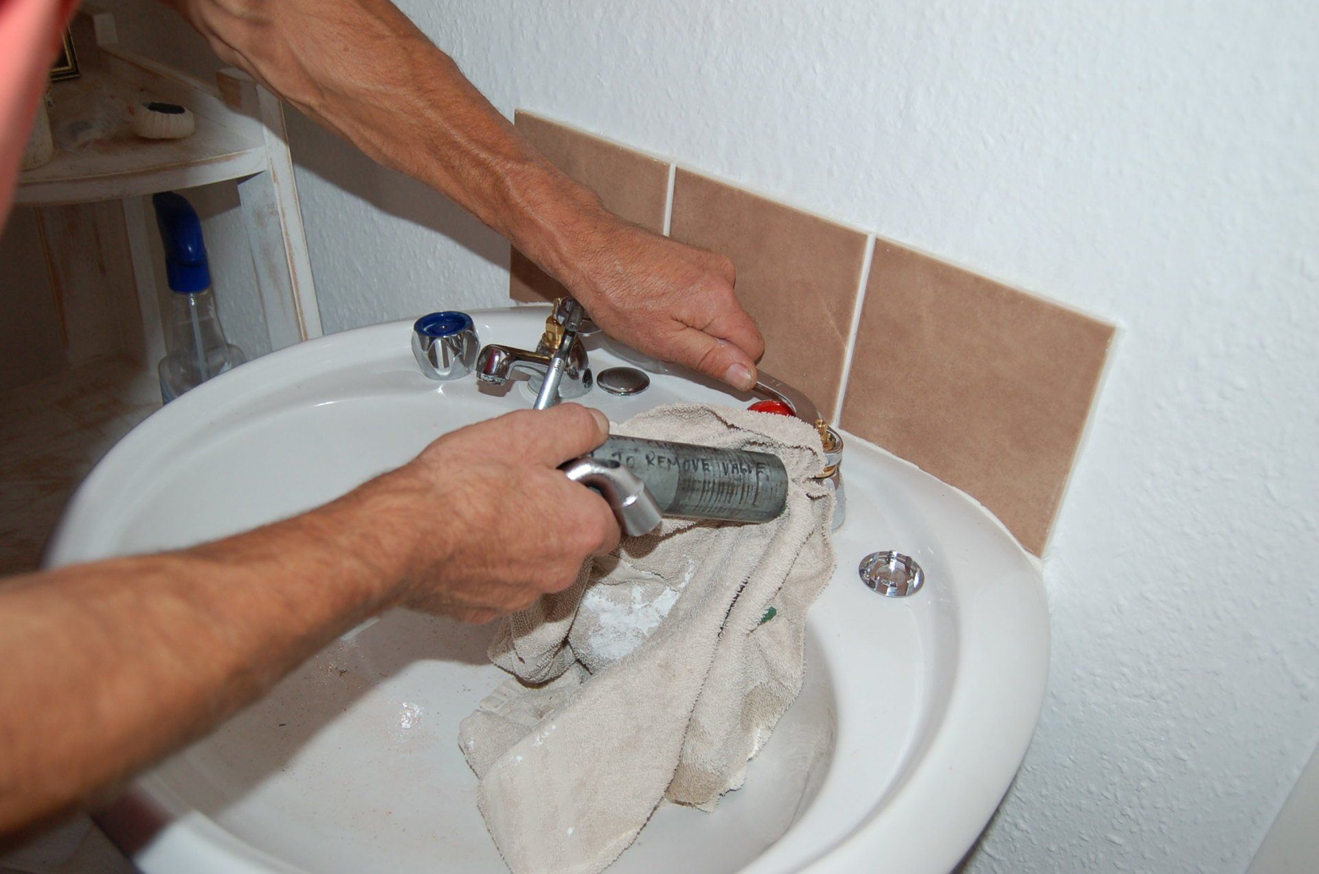 Removing seized tap valves