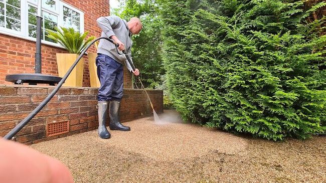 A picture of a house before and after being cleaned. Driveway pressure washing cleaning services