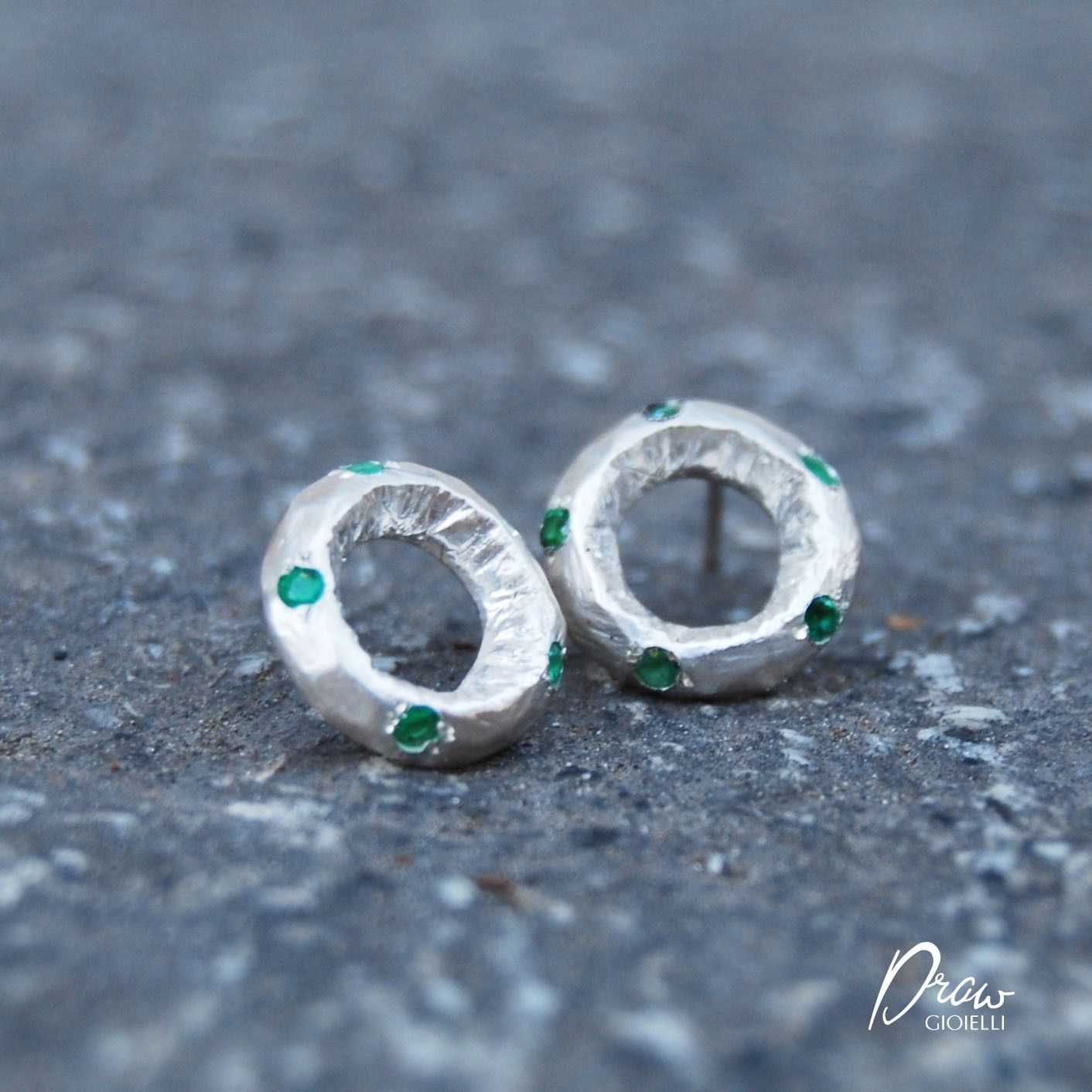 piccoli orecchini a cerchio in argento con smeraldi