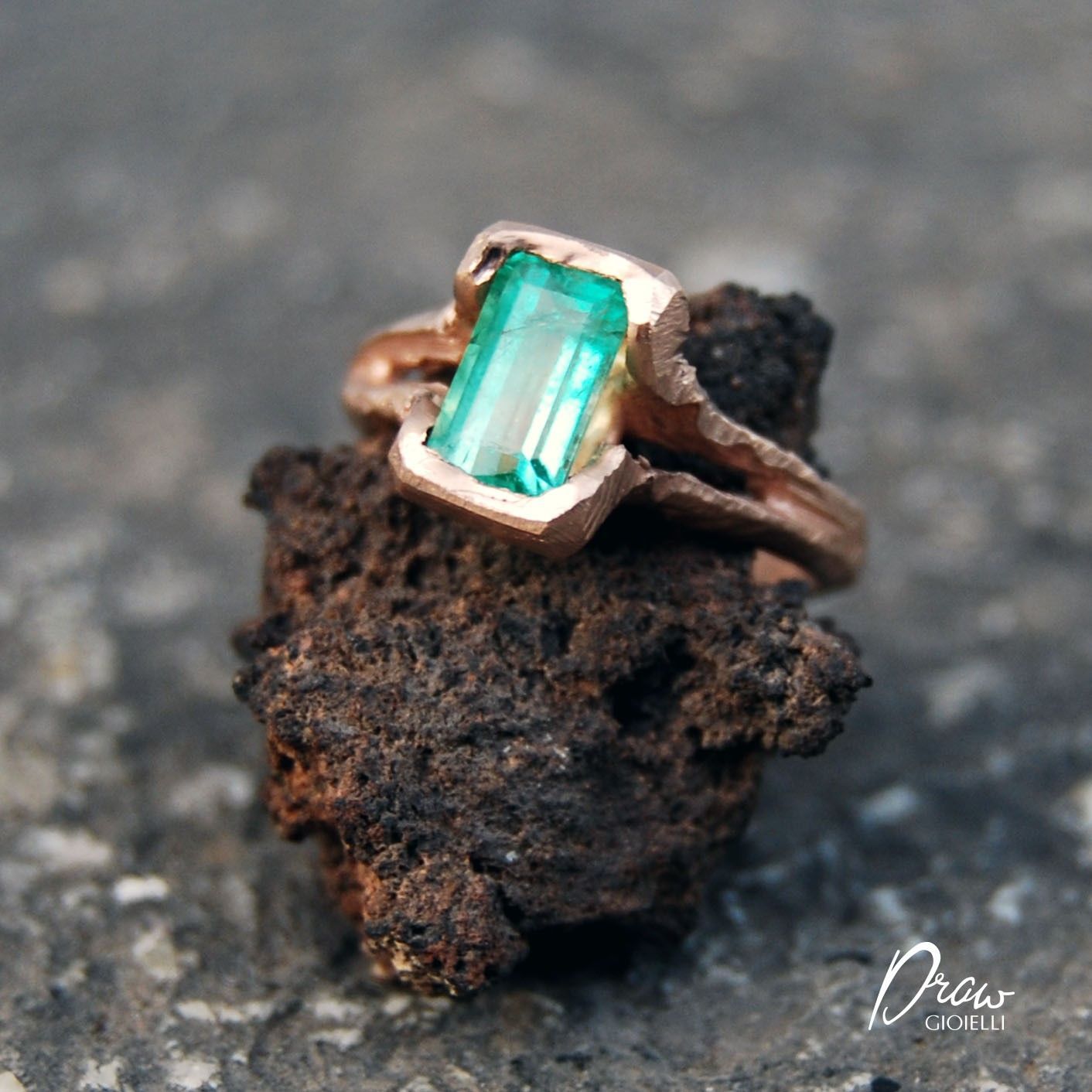 Solitario in oro con smeraldo