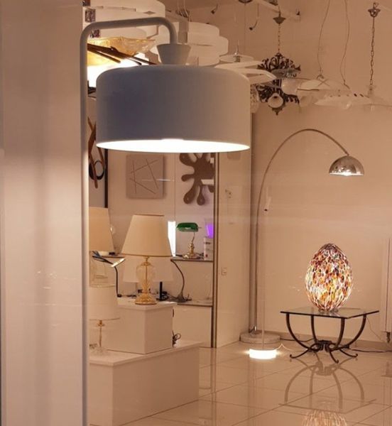lampadari classici in showroom