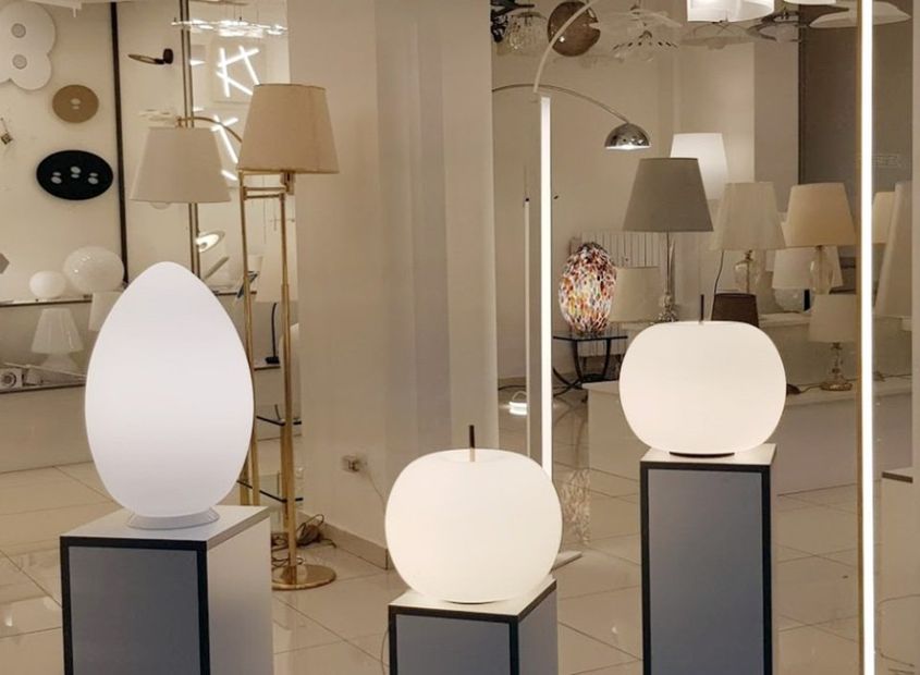 lampade esposte all'interno dello showroom