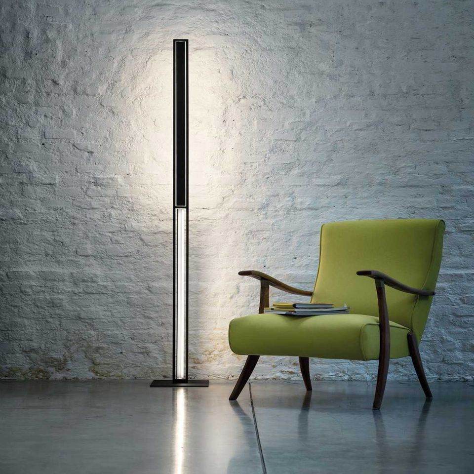 interni arredamento con lampada da terra