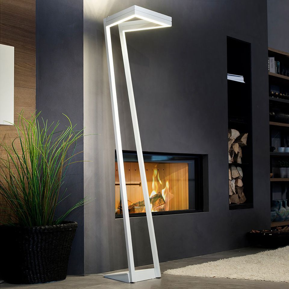 lampada da terra dal design moderno di colore bianco