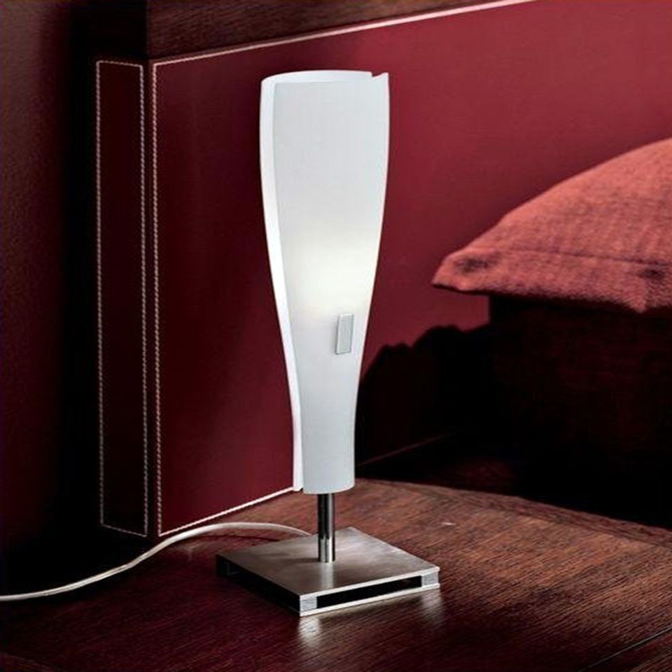 dettaglio lampada da tavolo bianca