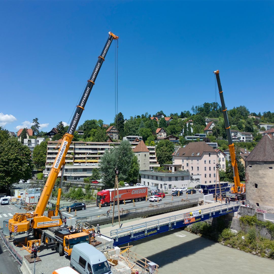 Scheffknecht Autokran versetzt Behehlfsbrücke in Feldkirch