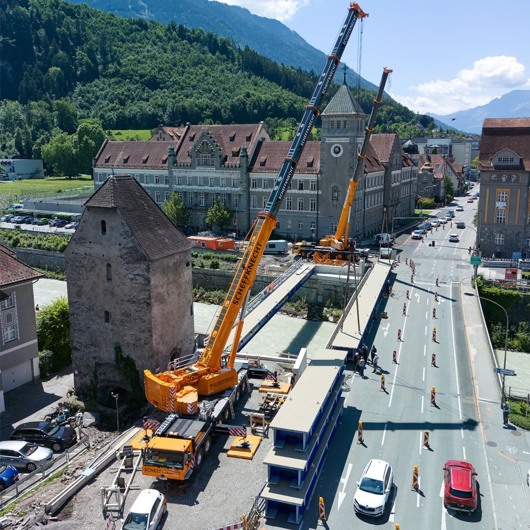 Scheffknecht Autokran versetzt Behehlfsbrücke in Feldkirch