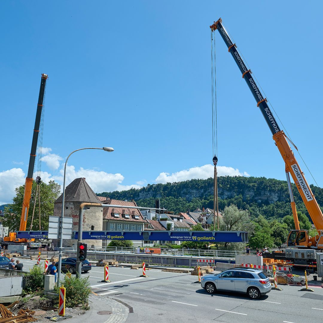 Scheffknecht Autokran versetzt Behehlfsbrücke in Feldkirch
