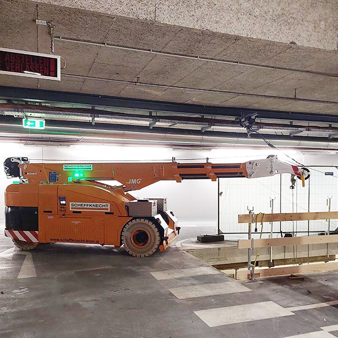 Scheffknecht Elektro Pick & Carry Kran im Einsatz in der Tiefgarage