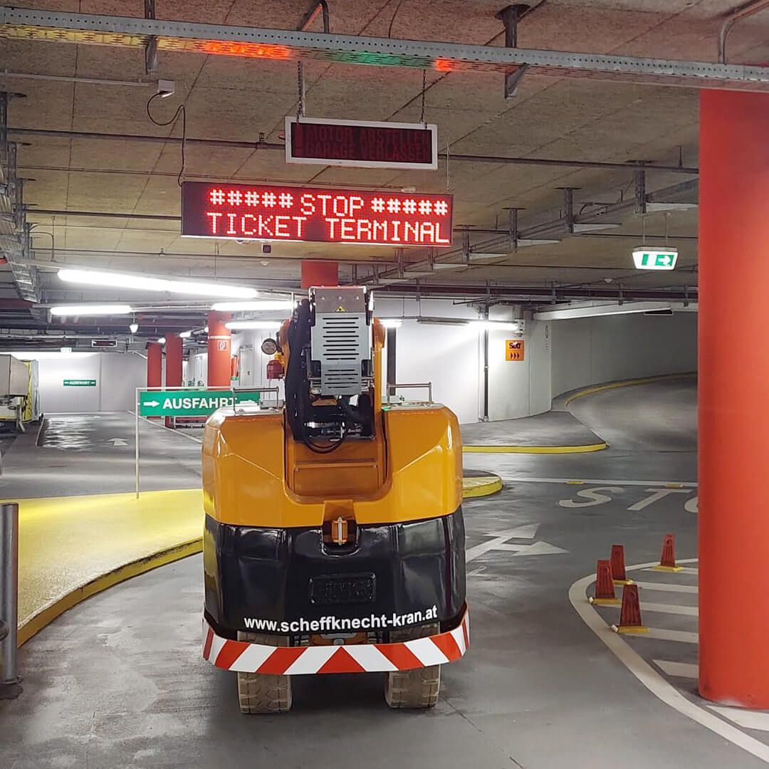 Scheffknecht Elektro Pick & Carry Kran im Einsatz in der Tiefgarage
