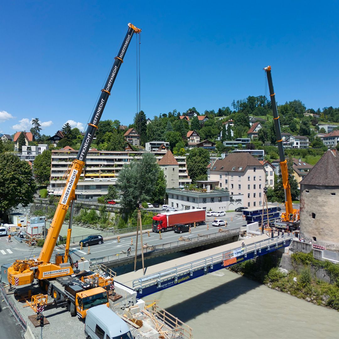 Montfortbrücke in Feldkirch: Scheffknecht Autokran setzt Behelfsbrücke mit LTM 1300-6.3 und LTM 1160