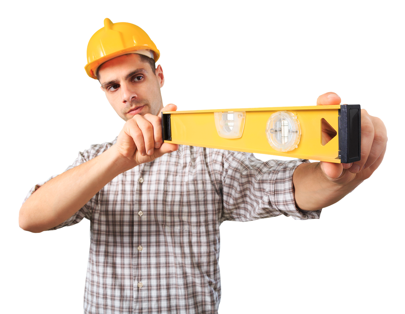 un uomo che indossa un elmetto tiene in mano una livella gialla