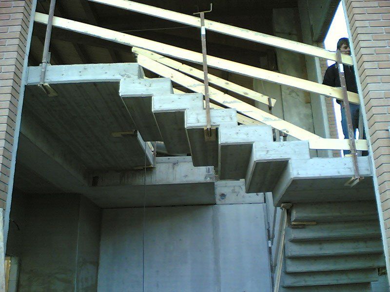 rampa di scale in costruzione