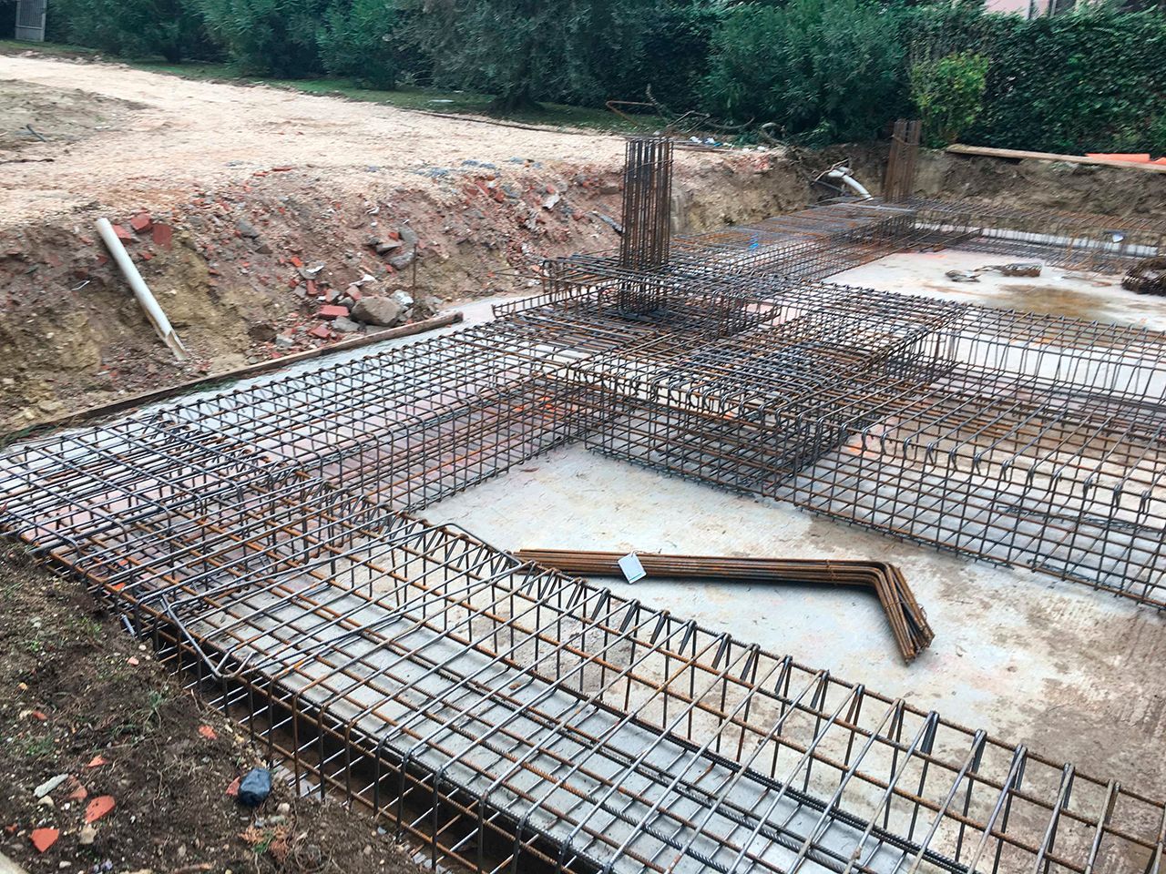 In un cantiere si sta costruendo una fondazione in cemento.