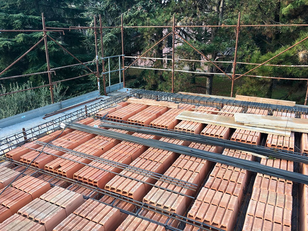 Si sta costruendo un tetto con mattoni e acciaio.