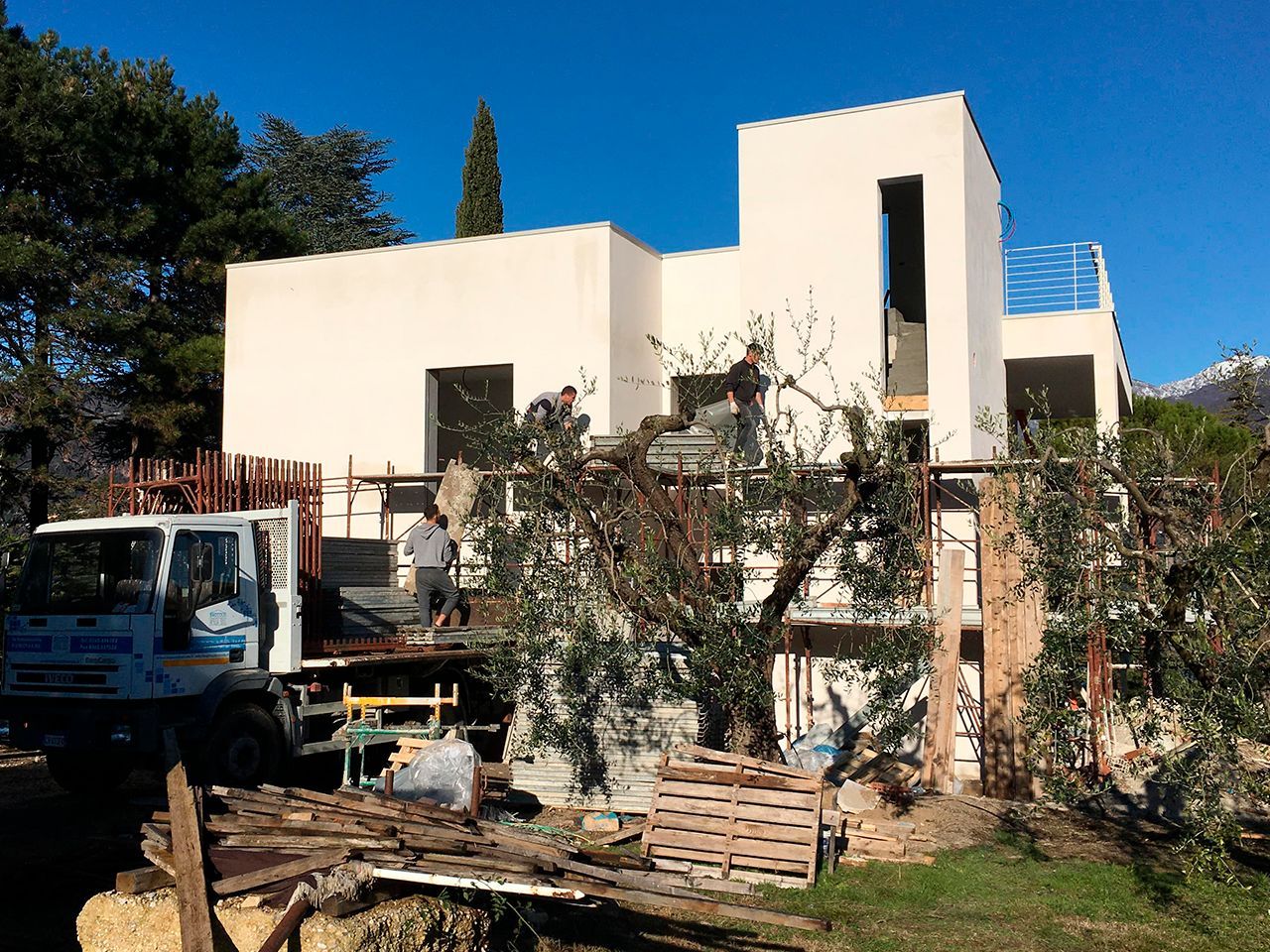 un camion bianco è parcheggiato davanti a una casa bianca in costruzione.
