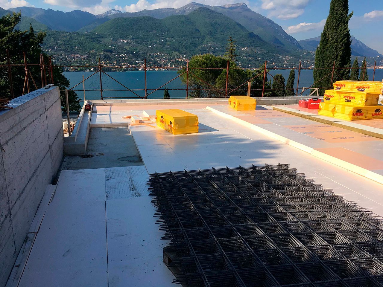 un cantiere con vista sul lago e sulle montagne sullo sfondo