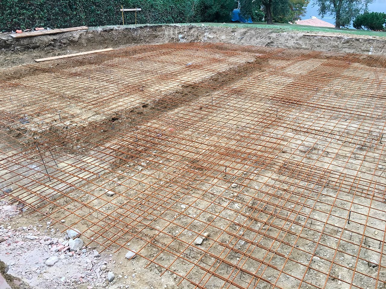 un cantiere con molta terra e cemento.