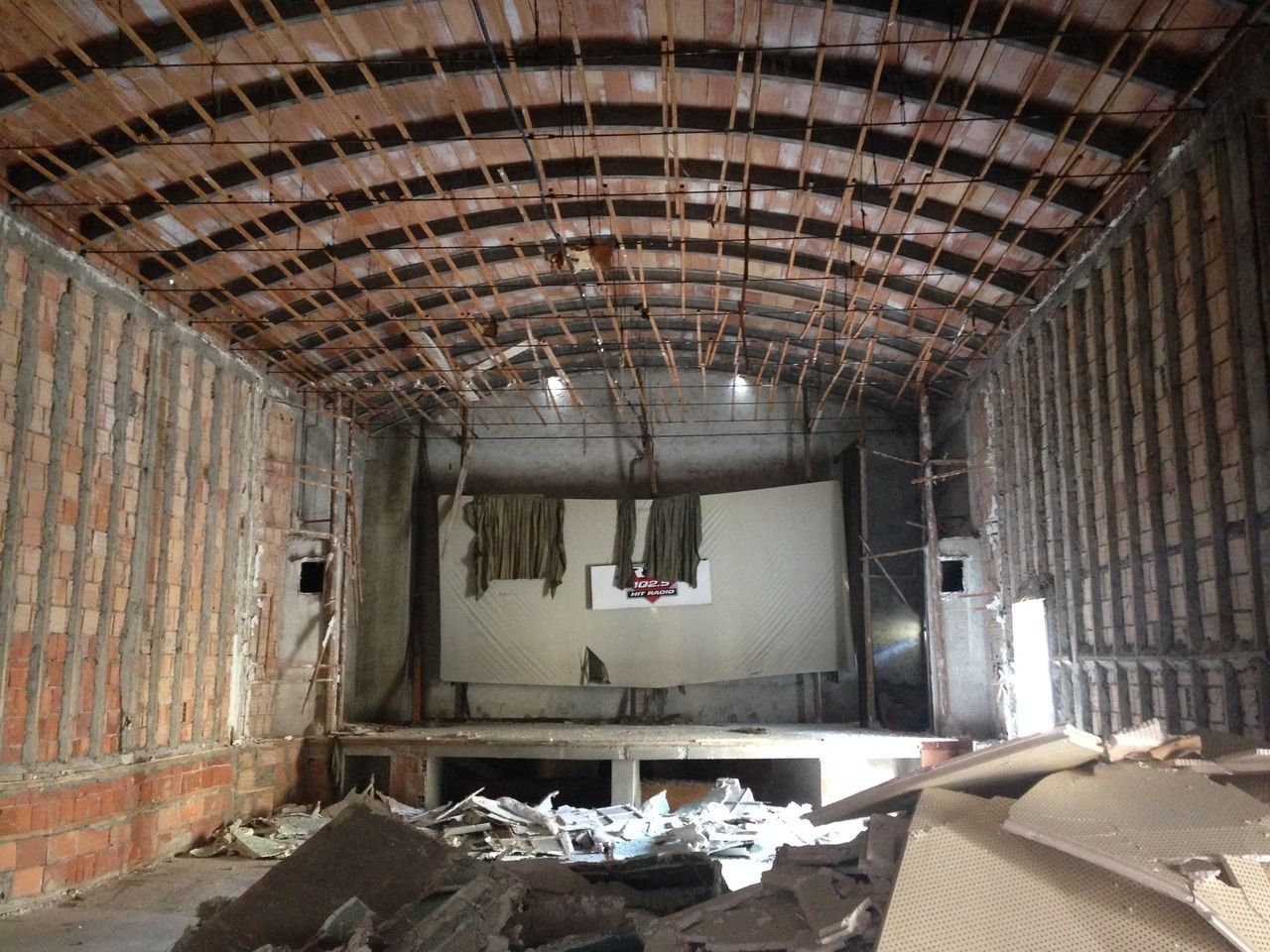 interno di un edificio prima della demolizione