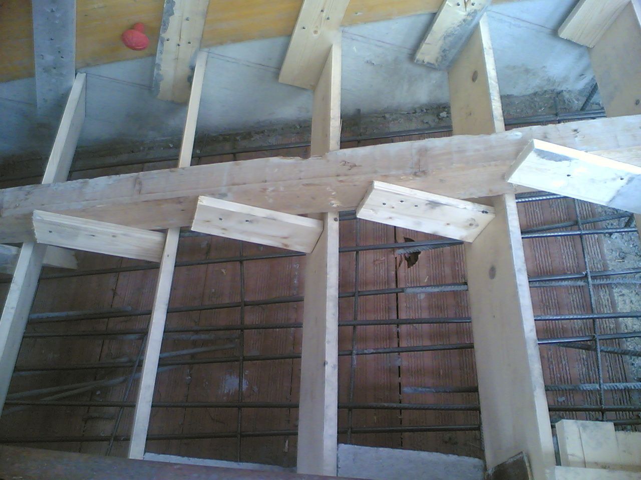 una struttura in legno per gettata cemento