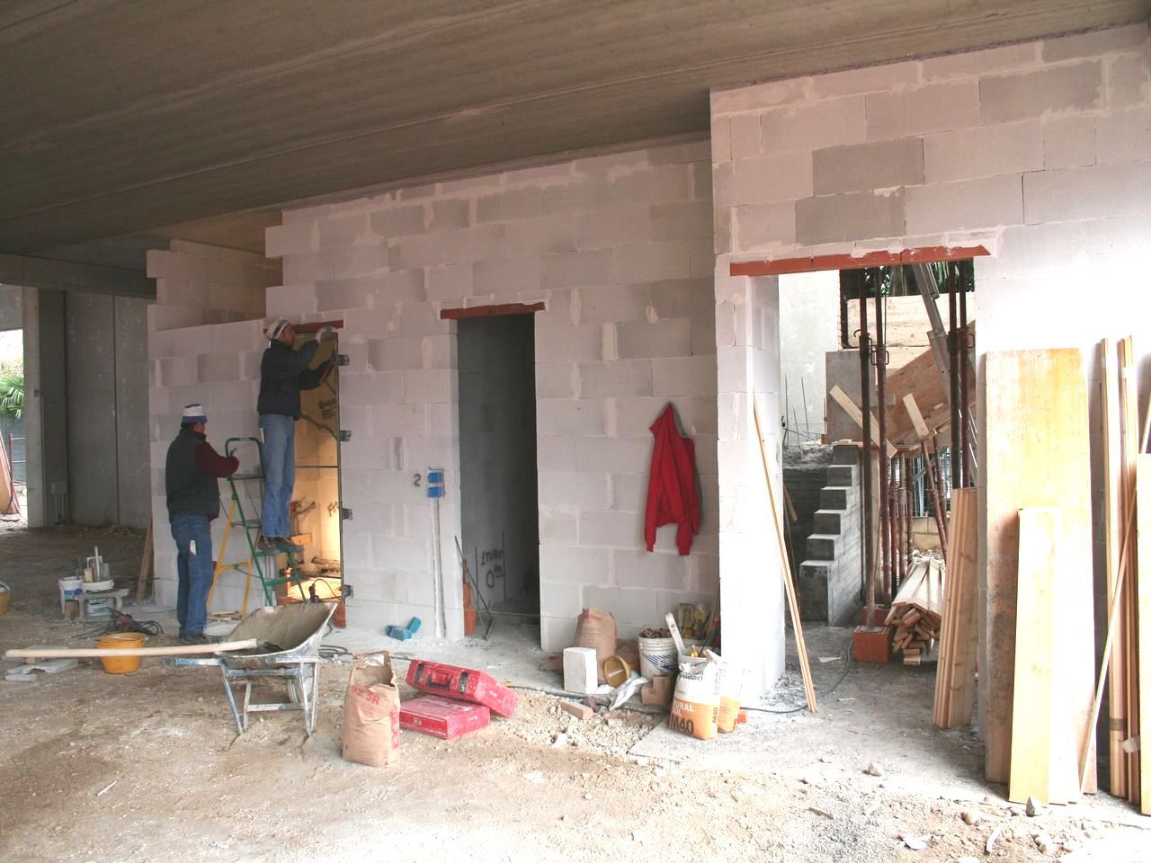 Un gruppo di operai edili sta lavorando su un edificio