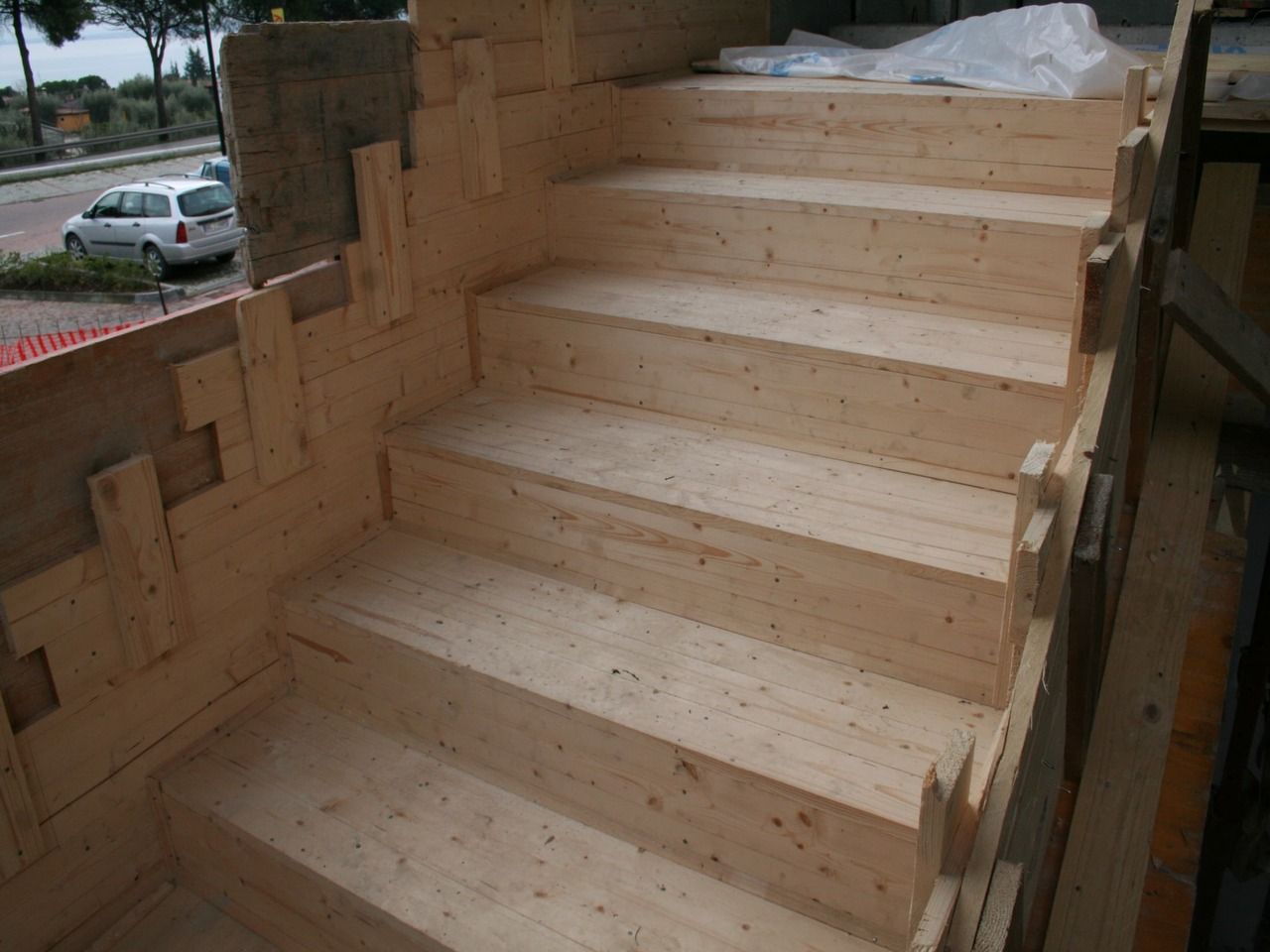 In un edificio si sta costruendo una scala in legno per gettata cemento