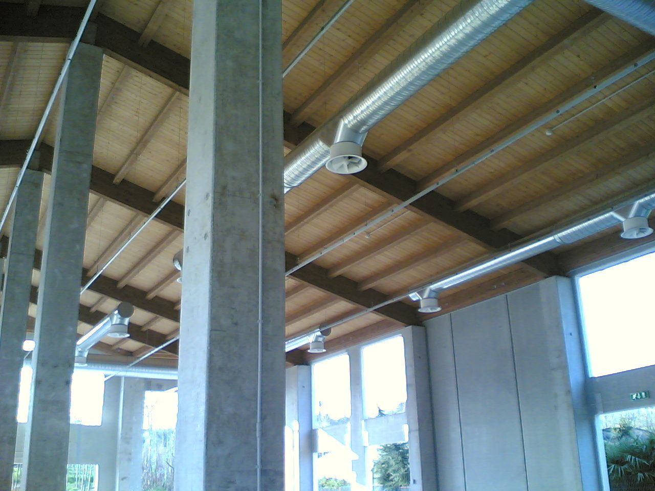 Un edificio con un soffitto in legno e molte finestre