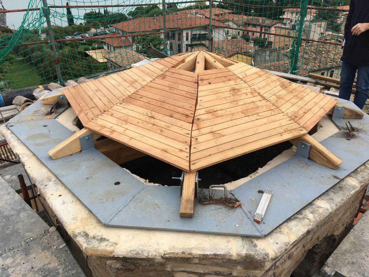 una struttura in legno viene posizionata sopra una struttura in cemento.