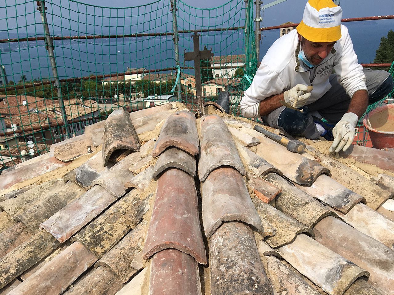 un uomo sta lavorando sul tetto del campanile
