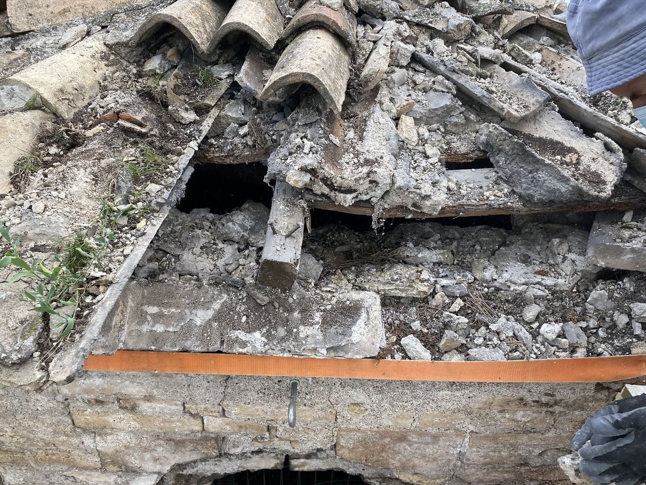 Intervento rimozione vecchia copertura campanile.