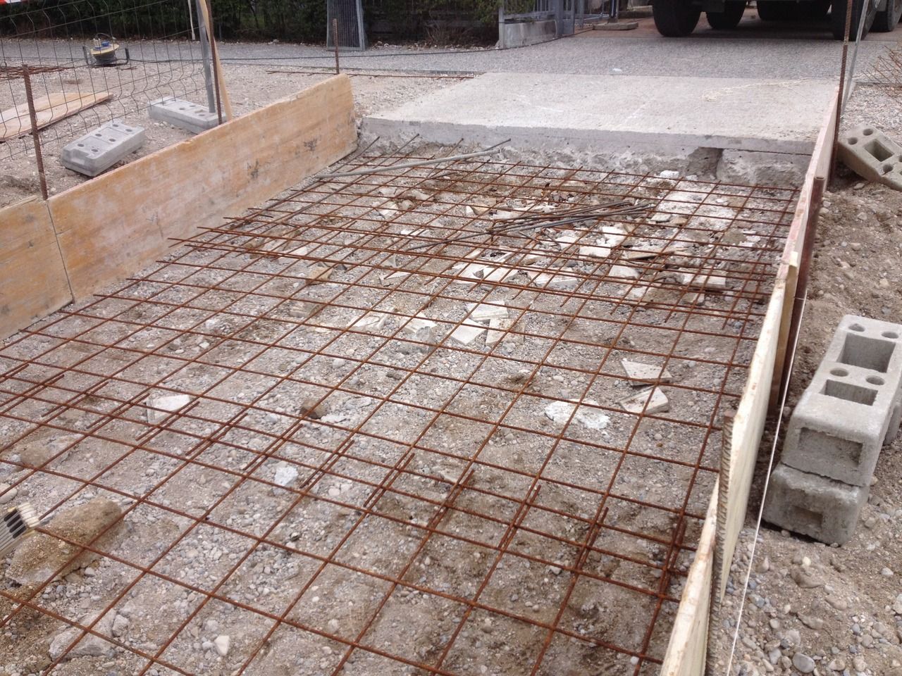 In un cantiere si sta costruendo uno scivolo di cemento.