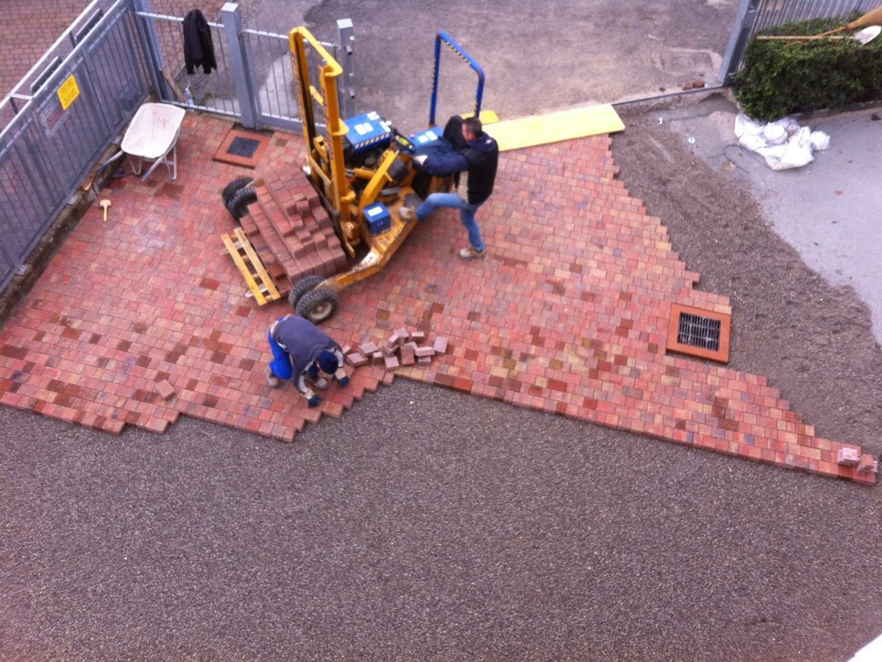 un gruppo di persone sta lavorando su una nuova pavimentazione