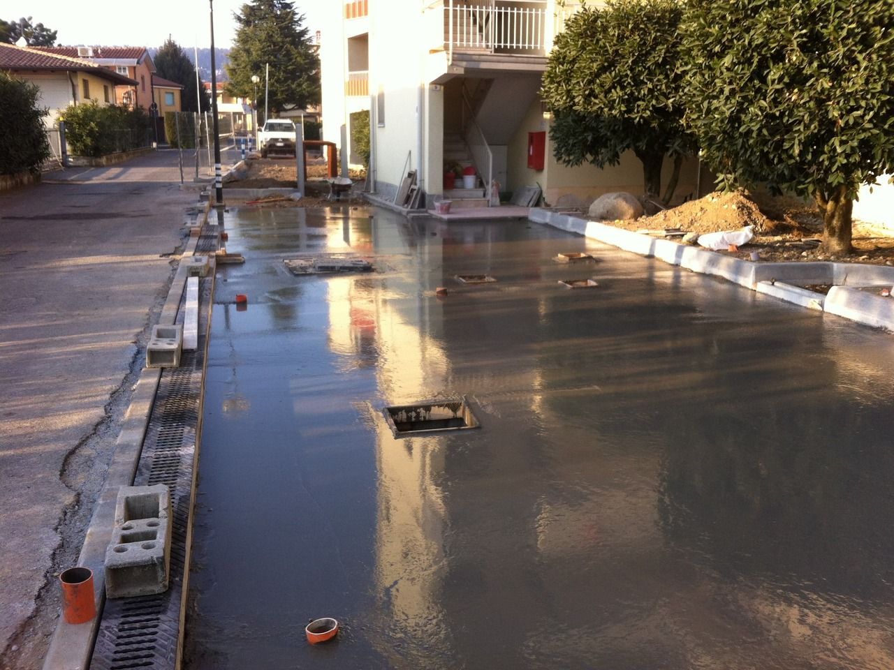 Davanti a una casa si sta costruendo un vialetto di cemento