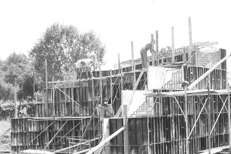 una foto in bianco e nero di un ponte in costruzione.