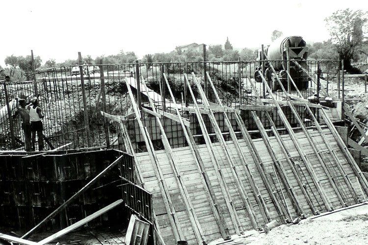 una foto in bianco e nero di un ponte in costruzione.