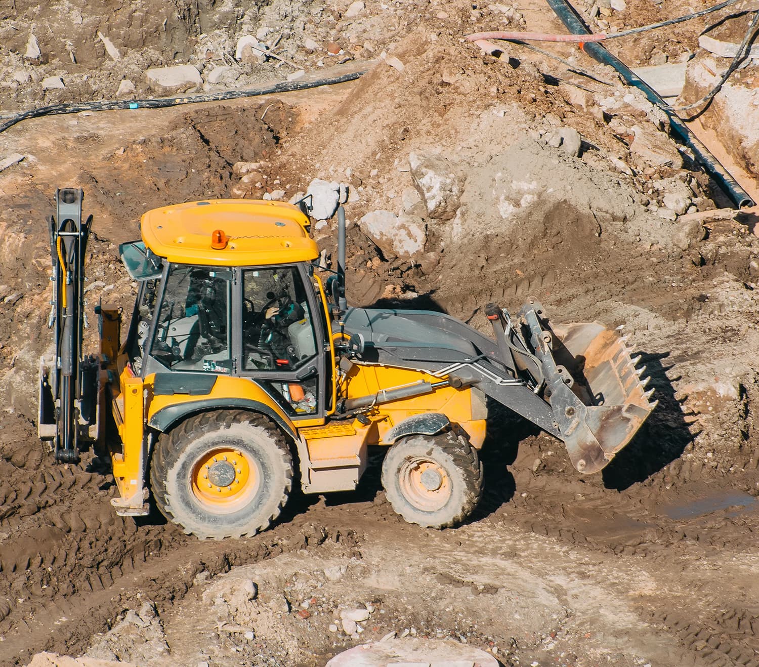 un bulldozer giallo sta spostando la terra in un cantiere edile.