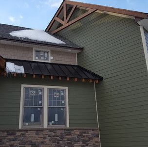 A house with a roof that has snow on it.