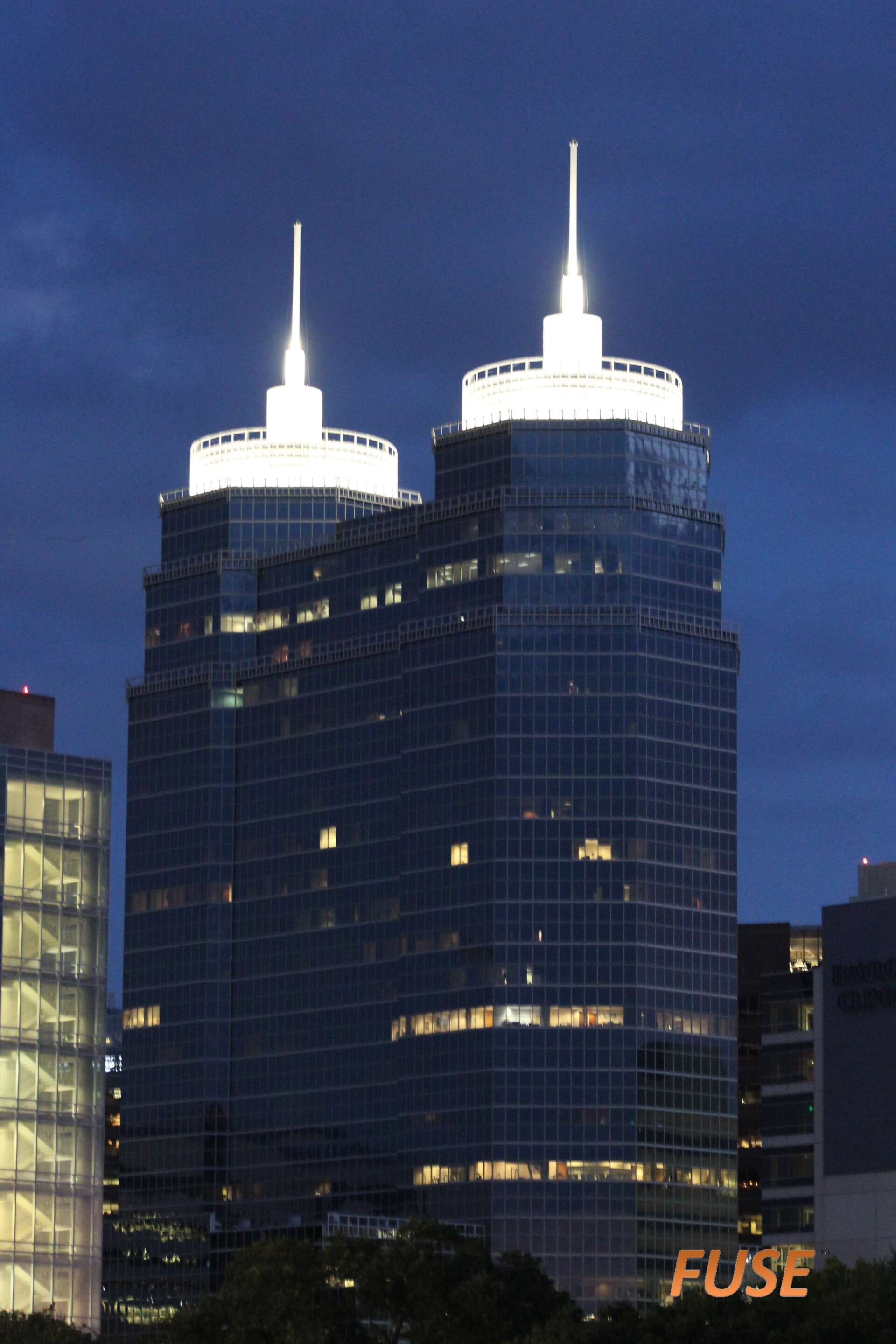 A fuse sign is on the side of a building