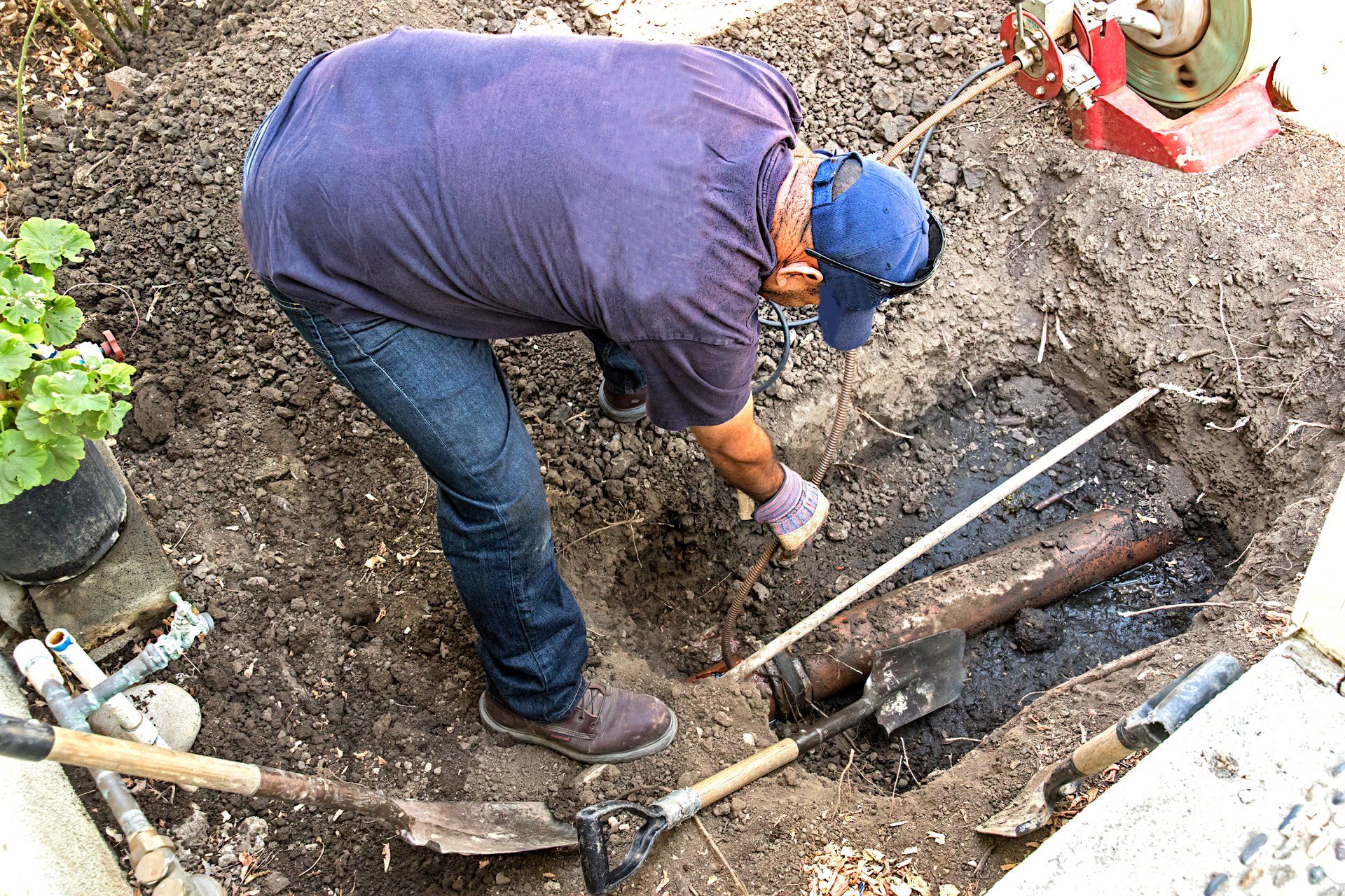 Ремонт трубы частного дома. Демонтаж канализации. Замена труб на улице. Sewer Repair. Ремонт труб с демонтажом участка.