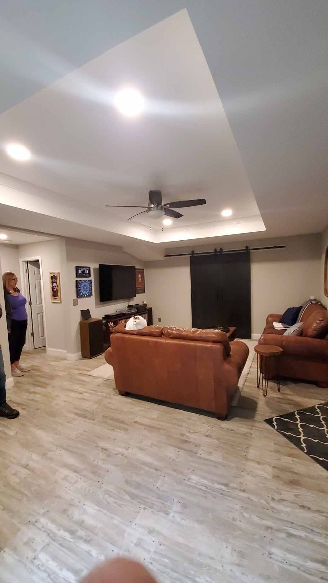 A living room filled with furniture and a ceiling fan.