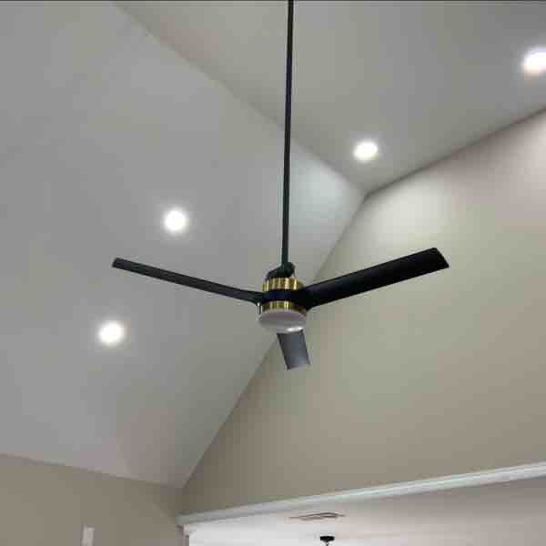 A ceiling fan is hanging from the ceiling of a room