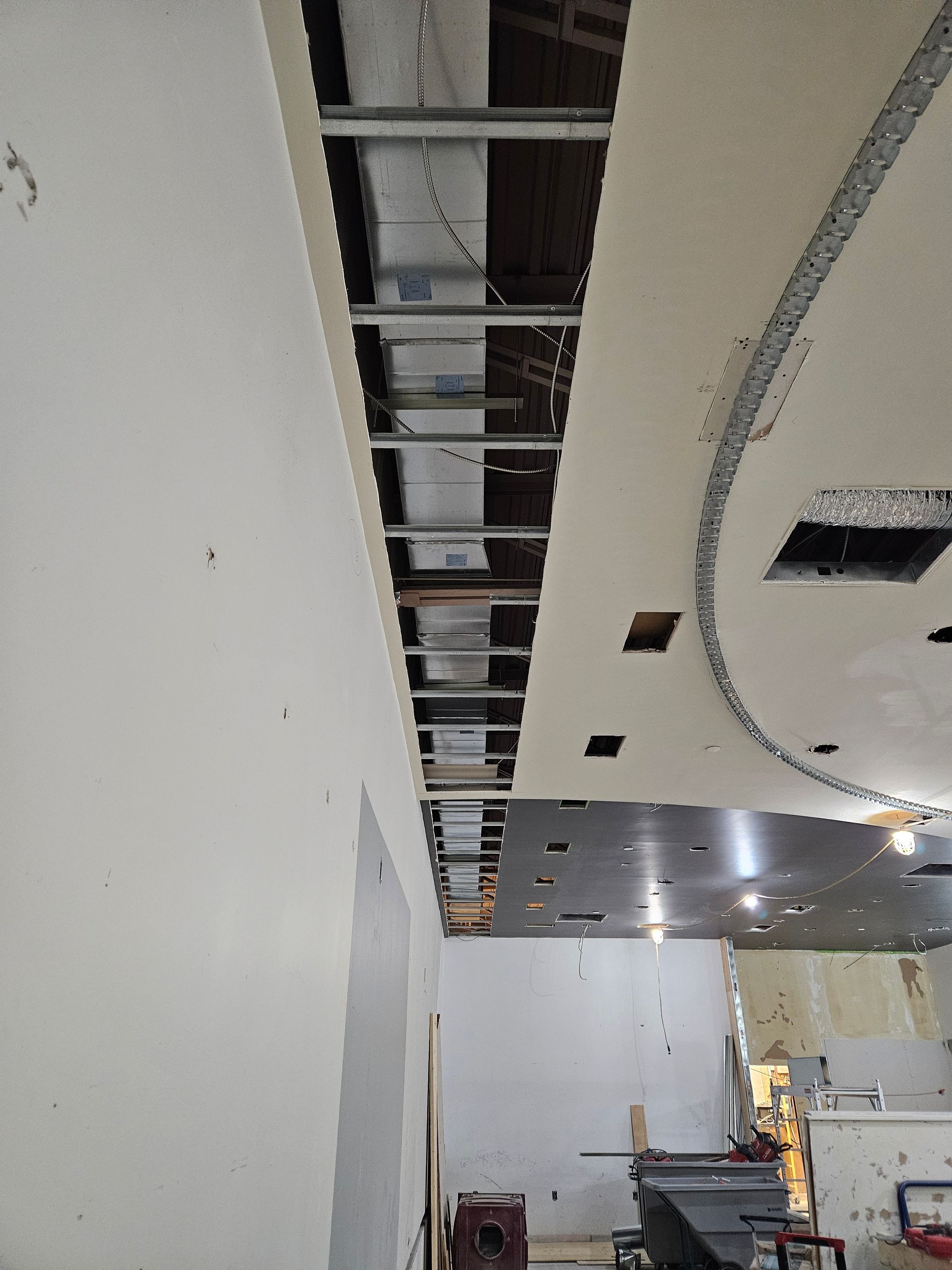 Une pièce avec un plafond en cours de rénovation.