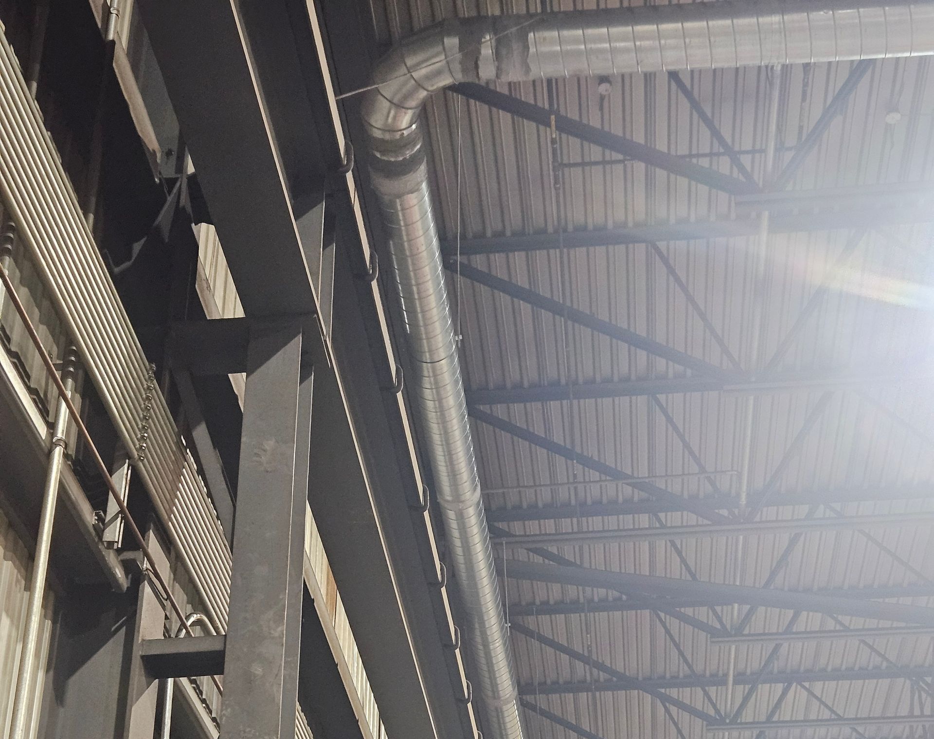 The ceiling of a building with a lot of metal beams