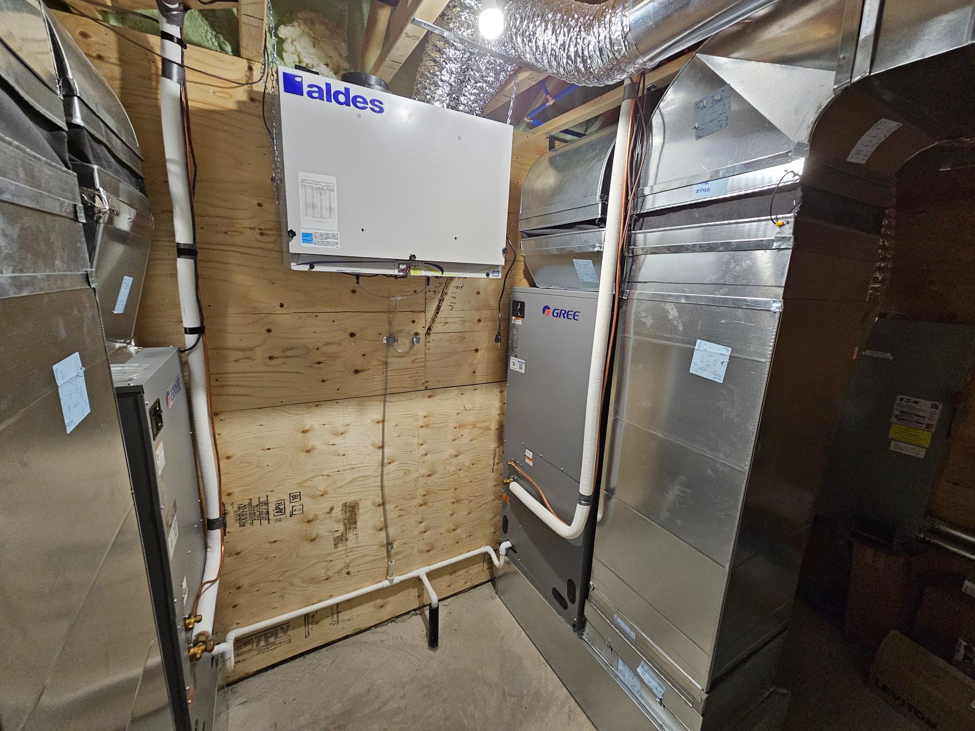 Une pièce avec beaucoup d'appareils électroménagers en acier inoxydable et un tableau blanc au mur.