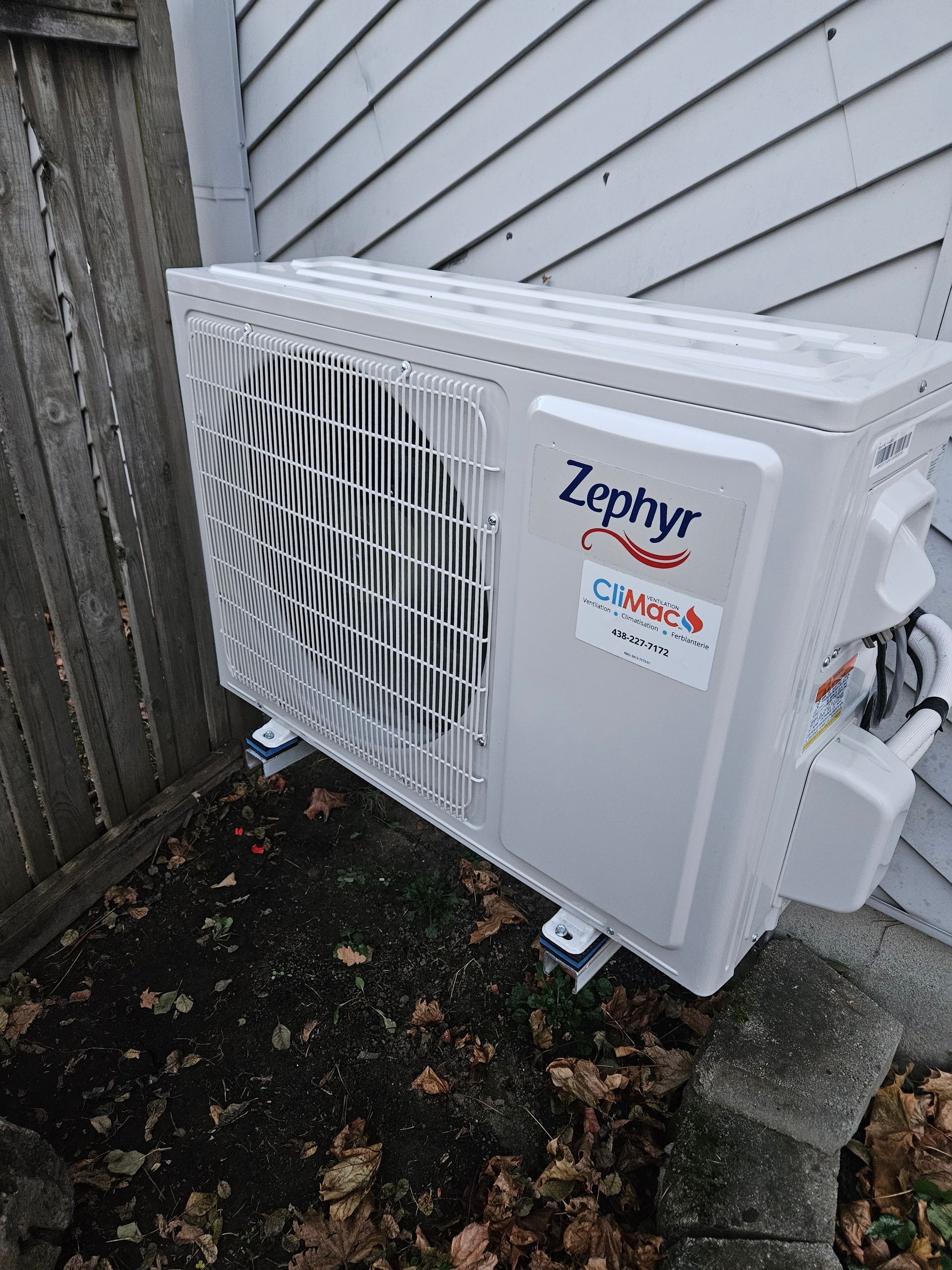 Un climatiseur zénith est installé à l'extérieur d'une maison.