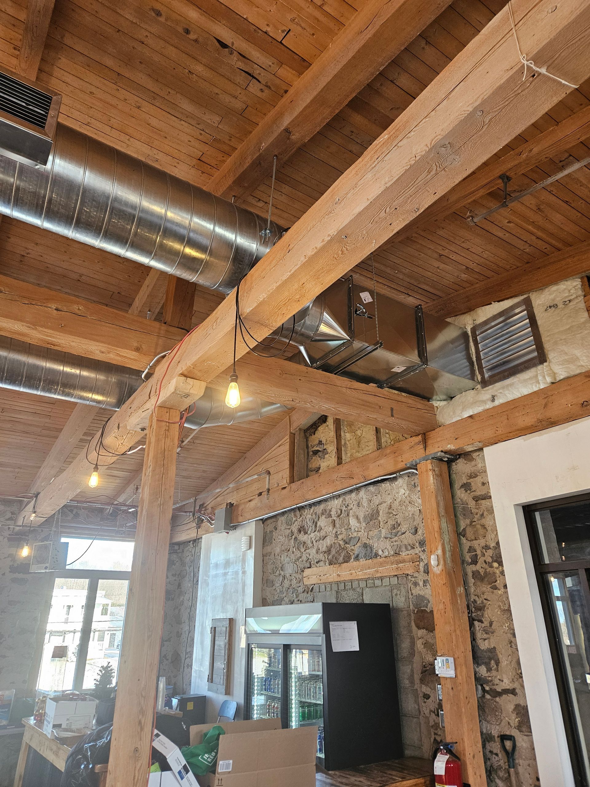 Une pièce avec un plafond en bois et un extincteur.