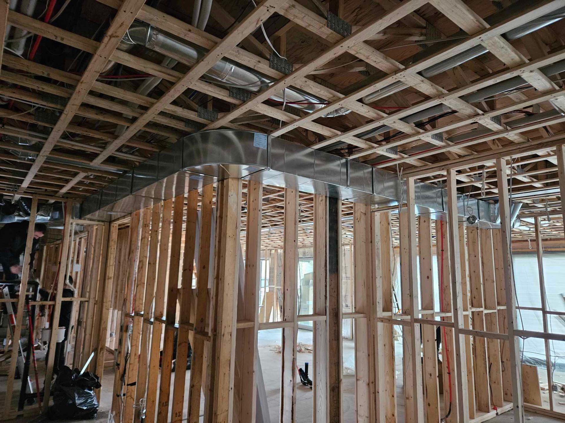 Une pièce dans un immeuble en construction avec des murs et un plafond en bois.