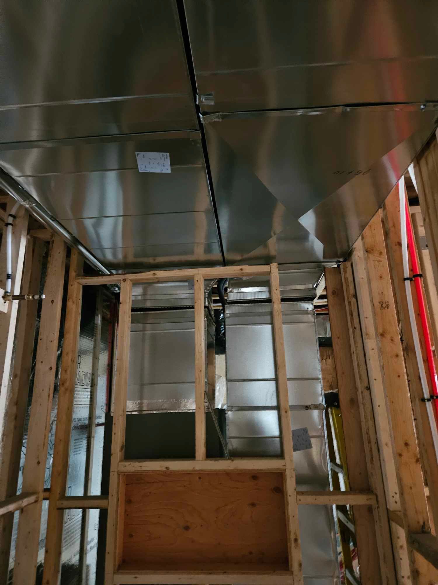 Une pièce avec une ossature en bois et un plafond en métal.