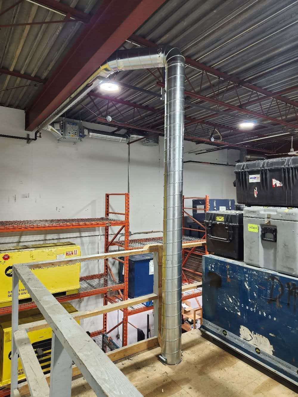 Un entrepôt avec un escalier menant au deuxième étage.